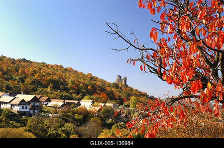 Hollókő, az Ófalu védett falurész ősszel-stock-foto