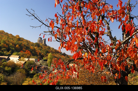 Hollókő, az Ófalu védett falurész ősszel-stock-foto