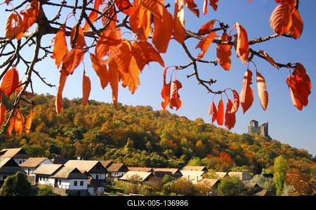 Hollókő, az Ófalu védett falurész ősszel-stock-foto