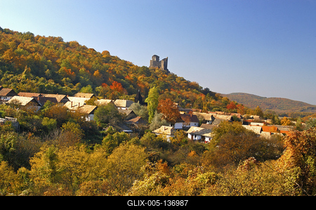 Hollókő, az Ófalu védett falurész ősszel-stock-foto