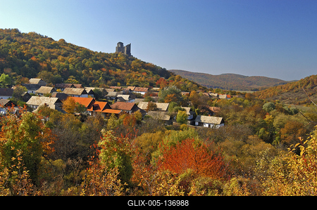 Hollókő, az Ófalu védett falurész ősszel-stock-foto