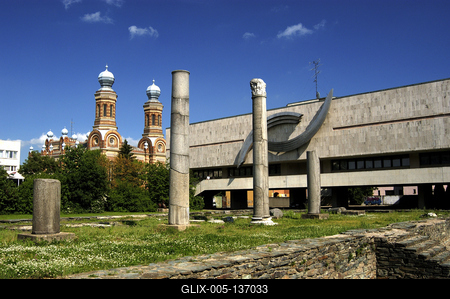 Szombathely, Iseum, háttérben a Zsinagóga-stock-foto