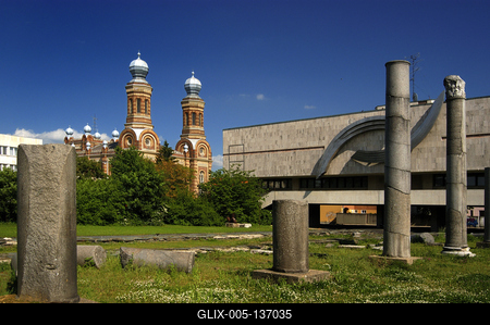 Szombathely, Iseum, háttérben a Zsinagóga-stock-foto