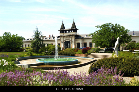 Siófok, a vasútállomás és a Millennium park-stock-foto
