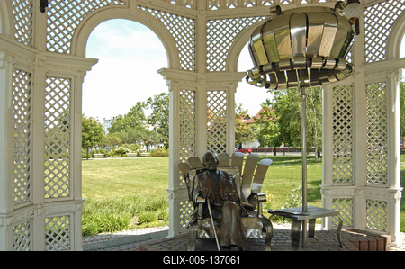 Siófok, Kálmán Imre szobra a Zenepavilonban-stock-foto