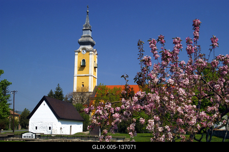 Pásztó, Oskolamester háza és a katolikus templom-stock-foto