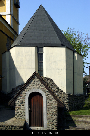 Pásztó, a Plébániatemplom temetőkápolnája-stock-foto