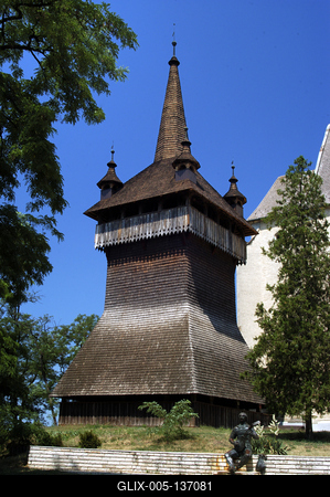 Nyírbátori református templom és harangláb-stock-foto