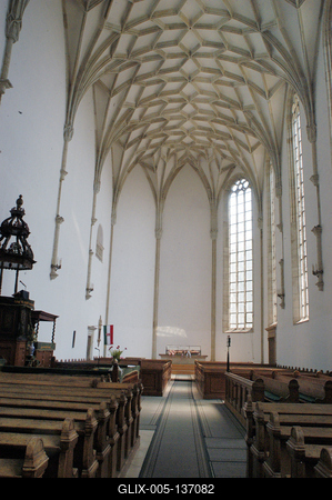 Nyírbátori református templom és harangláb-stock-foto