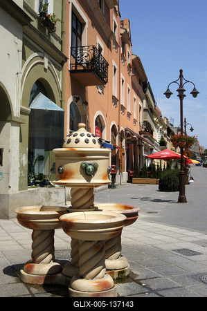 Kaposvár, Zsolnay-kút (Fő utca)-stock-foto