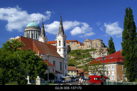 Esztergom, vízivárosi látkép a várral és a bazilikával-stock-foto