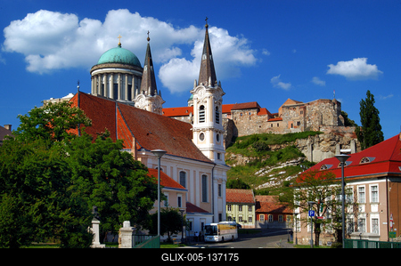 Esztergom, vízivárosi látkép a várral és a bazilikával-stock-foto