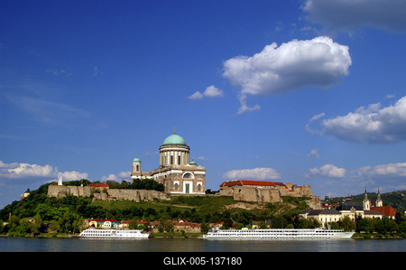 Az Esztergomi bazilika és a vár látképe a Dunával-stock-foto