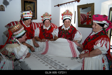 Kazár, palóc népviseletbe öltözött asszonyok-stock-foto