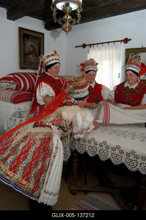 Kazár, palóc népviseletbe öltözött asszonyok-stock-foto