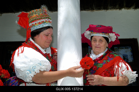 Kazár, palóc népviseletbe öltözött asszonyok-stock-foto