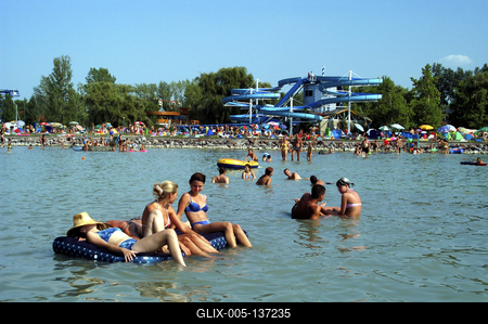 Strandolók a balatonlellei szabadstrandon-stock-foto