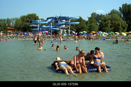 Strandolók a balatonlellei szabadstrandon-stock-foto