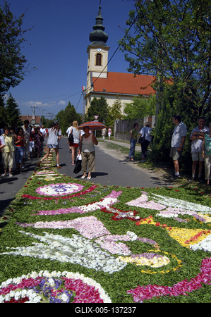 Virágszőnyeges úrnapi körmenet Csömörön-stock-foto