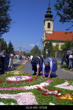 Virágszőnyeges úrnapi körmenet Csömörön-stock-foto