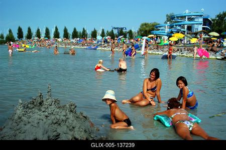 Strandolók a balatonlellei szabadstrandon-stock-foto