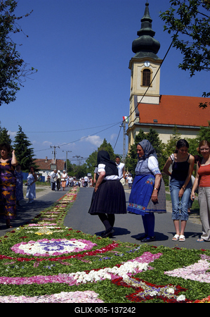 Virágszőnyeges úrnapi körmenet Csömörön-stock-foto