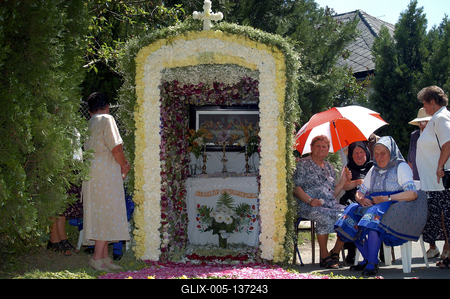 Virágszőnyeges úrnapi körmenet Csömörön-stock-foto