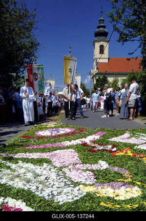 Virágszőnyeges úrnapi körmenet Csömörön-stock-foto