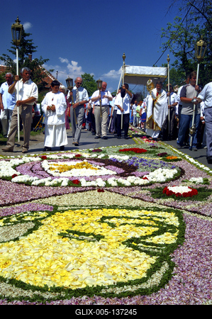 Virágszőnyeges úrnapi körmenet Csömörön-stock-foto
