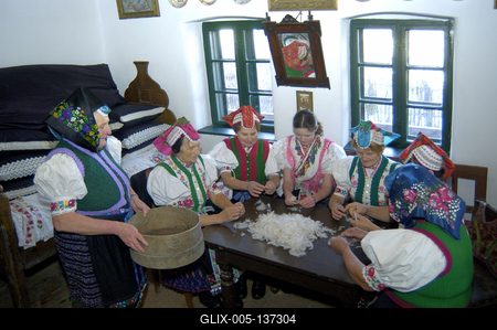 Rimóc, tollfosztás a Falumúzeumban-stock-foto