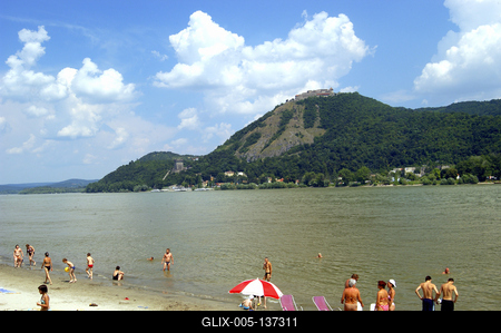 A Duna és a Visegrádi vár (Fellegvár) látványa-stock-foto