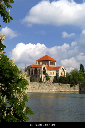 A Tatai vár az Öreg-tó partján-stock-foto