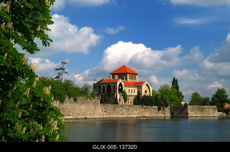 A Tatai vár az Öreg-tó partján-stock-foto