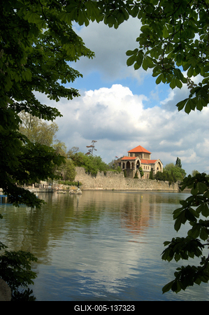 A Tatai vár az Öreg-tó partján-stock-foto