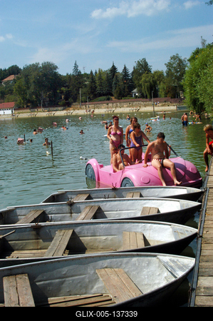 Fürdőzők a Bánki tavon-stock-foto