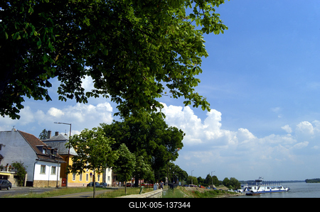 Vác, a Dunapart és a kompkikötő-stock-foto