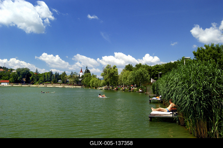 Fürdőzők a Bánki tavon-stock-foto