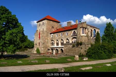A Tatai vár az Öreg-tó partján-stock-foto