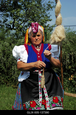 Hollókői népviselet-stock-foto