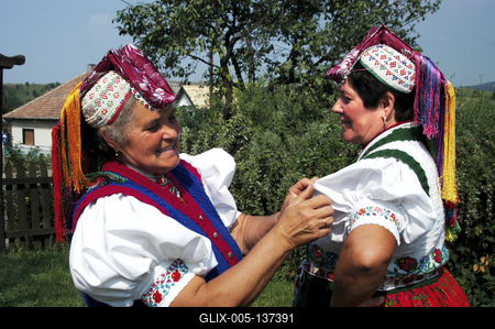 Hollókői népviselet-stock-foto