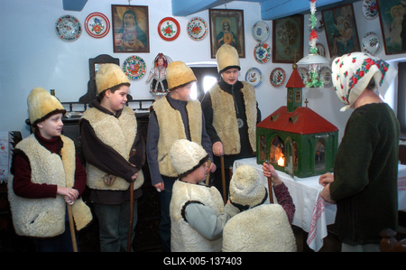 Hollókői betlehemezők-stock-foto