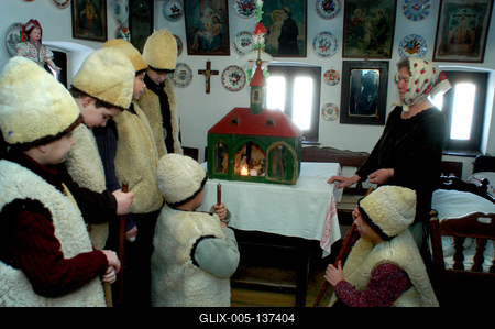 Hollókői betlehemezők-stock-foto