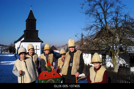 Hollókői betlehemezők-stock-foto
