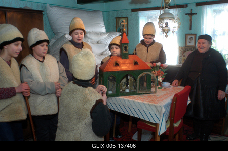 Hollókői betlehemezők-stock-foto