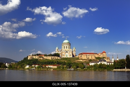 Az Esztergomi bazilika és a vár látképe a Dunával-stock-foto