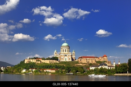 Az Esztergomi bazilika és a vár látképe a Dunával-stock-foto