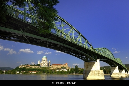 Esztergom, a Mária Valéria híd és a Bazilika-stock-foto