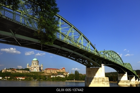 Esztergom, a Mária Valéria híd és a Bazilika-stock-foto