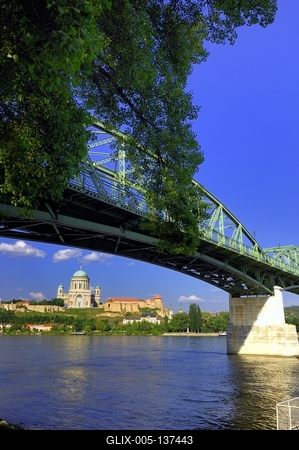 Esztergom, a Mária Valéria híd és a Bazilika-stock-foto