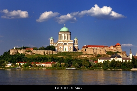 Az Esztergomi bazilika és a vár látképe a Dunával-stock-foto